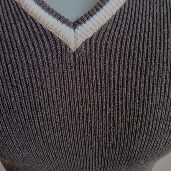 Vintage Men's Small Sweater Vest Sleeveless V-Neck Knit Von Cort Brown Acrylic - Picture 5 of 5